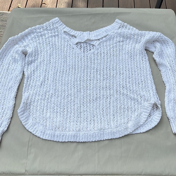 White Hollister sweater size XS! - Picture 2 of 3